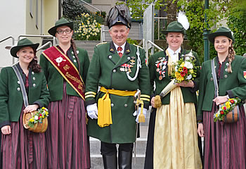 Ehrendame, Hauptmann, Maketenderinnen
